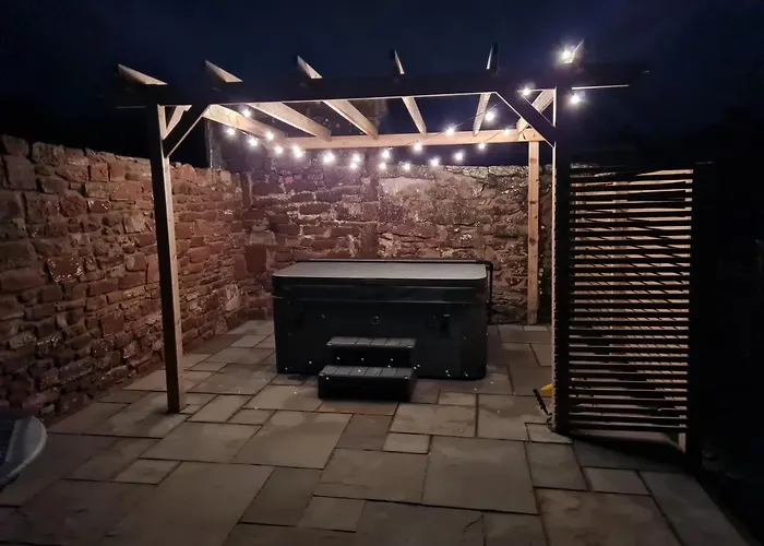 Old Post Office - Hot Tub, Real Fire, Cumbrian Lakes Coastal